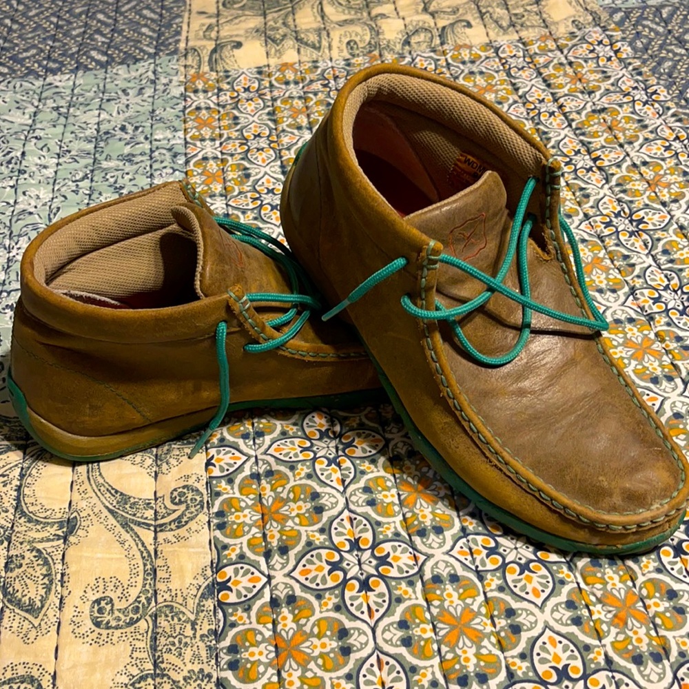 Women’s twisted x. Size 9.